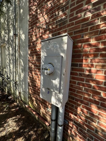 More Photos Of 20 John St, Amityville Storefront Retail Office For Lease