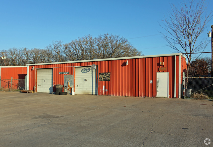 Primary Photo Of 2305 Crystal Dr, Balch Springs Warehouse For Lease