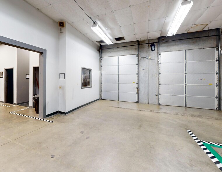 More Photos Of 3600 Parkway Center Ct, Orlando Warehouse For Sale