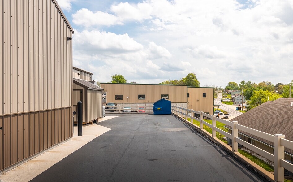 More Photos Of 1008 E Main St, Linn Auto Dealership For Sale