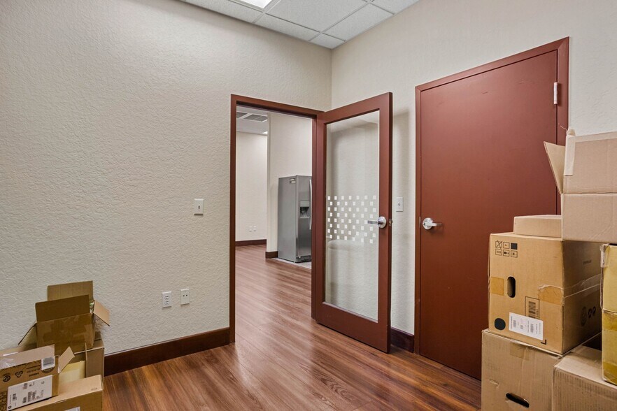 More Photos Of 8810 Commodity Cir, Orlando Showroom For Lease