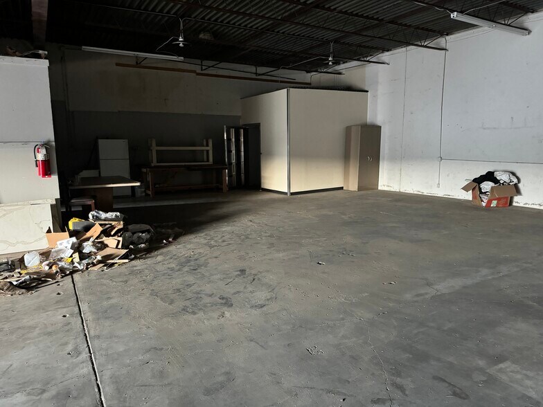 More Photos Of 3402-3406 Easy St, Dallas Light Manufacturing For Lease