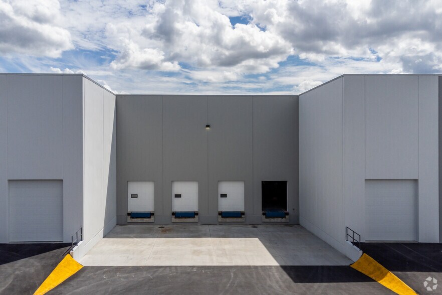 More Photos Of 1725 Coast Meridian Rd, Port Coquitlam Distribution For Lease