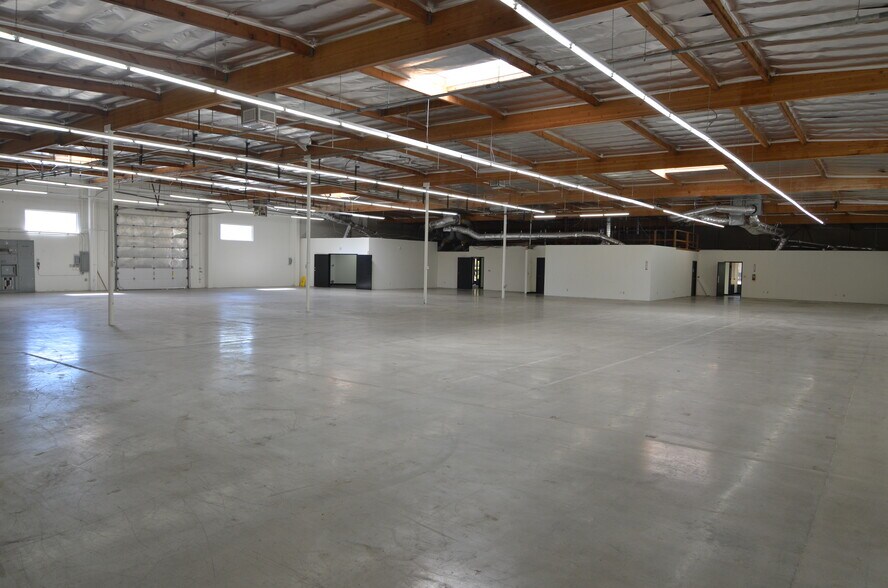 More Photos Of 9414 Eton Ave, Chatsworth Warehouse For Lease