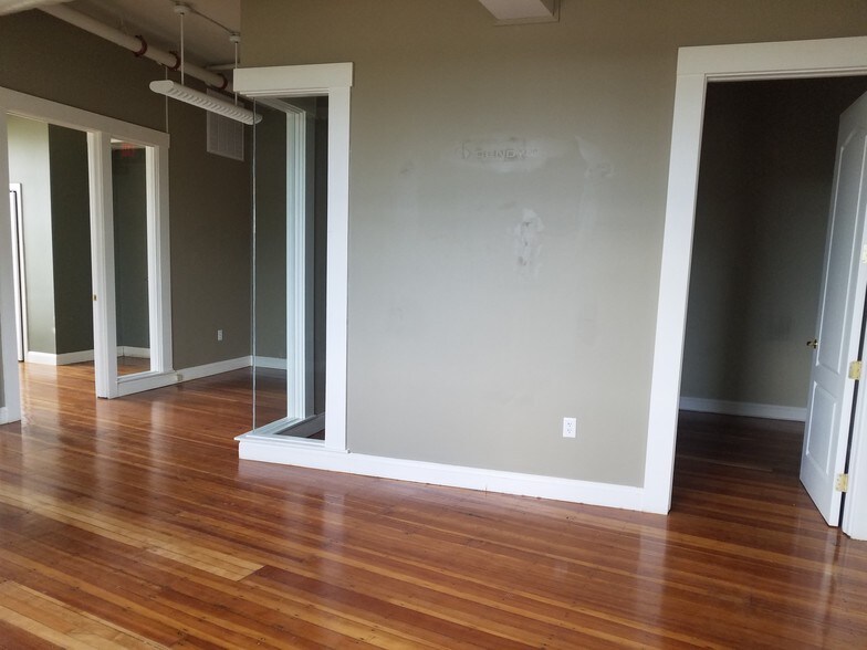 More Photos Of 5 Central Sq, Stoneham Medical For Lease