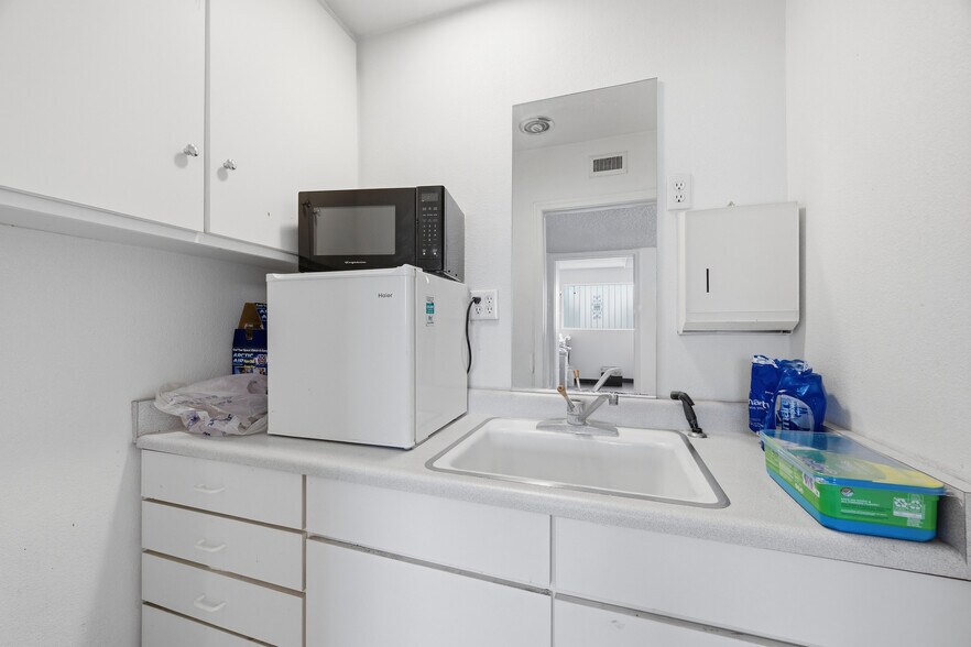 More Photos Of 218 S Maryland Pky, Las Vegas Office For Sale