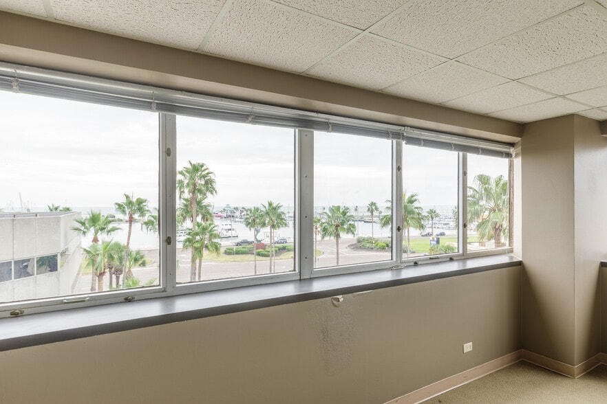 More Photos Of 500 N Water St, Corpus Christi Office For Lease