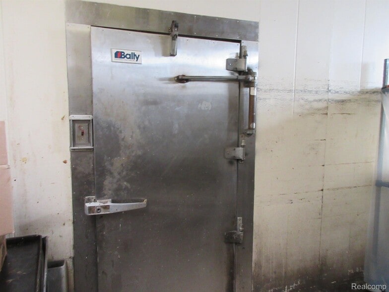 More Photos Of 19200 Kelly Rd, Detroit Restaurant For Sale