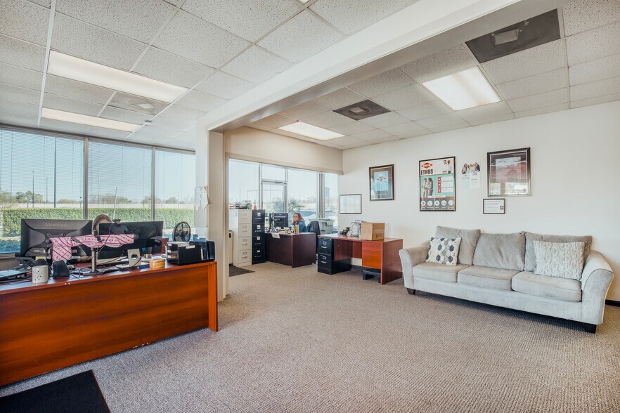More Photos Of 1900 33rd St, Orlando Service For Sale