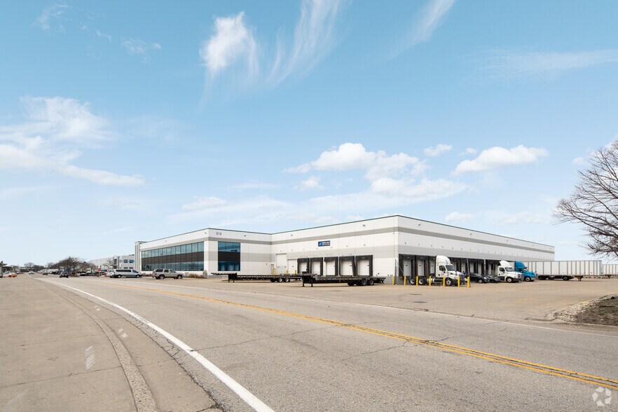 More Photos Of 513 Express Center Dr, Chicago Distribution For Lease