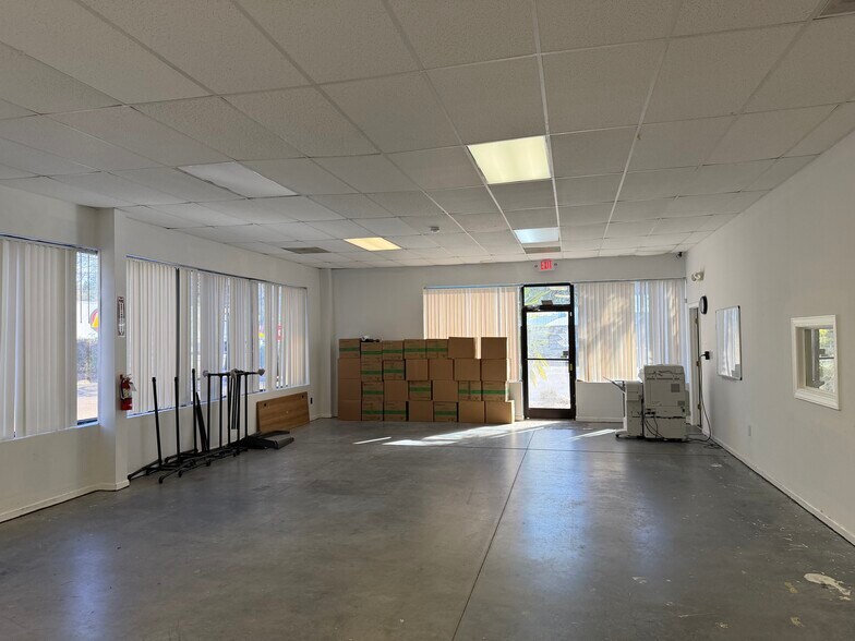 More Photos Of 3208 Mill St, Summerville Showroom For Lease