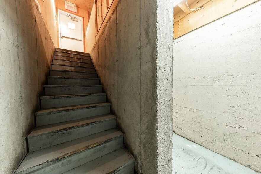 More Photos Of 880 Rue Richelieu, Beloeil Storefront For Sale