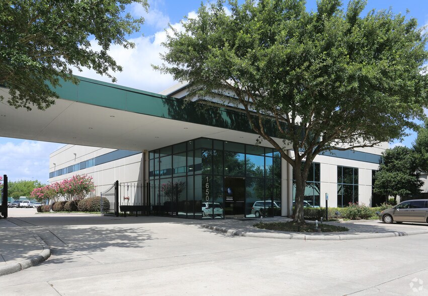 More Photos Of 16503 Air Center Blvd, Houston Unknown For Lease