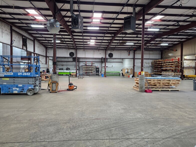More Photos Of 318 Bell Park Dr, Woodstock Distribution For Lease