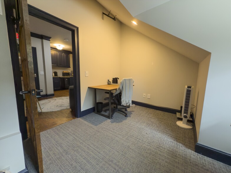 More Photos Of 590 Mimosa Blvd, Roswell Restaurant For Lease