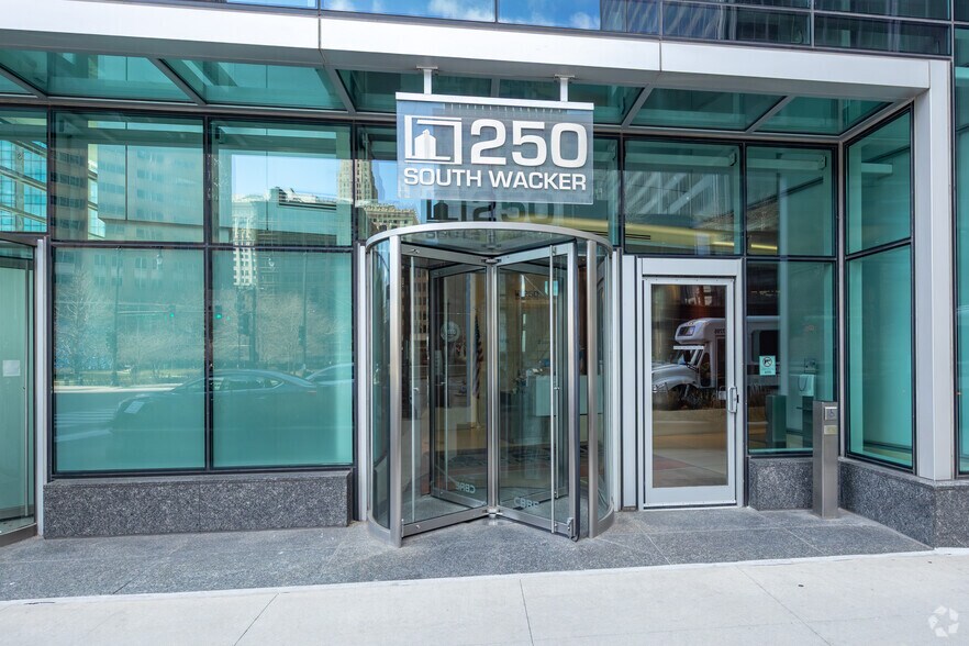 More Photos Of 250 S Wacker Dr, Chicago Office For Lease