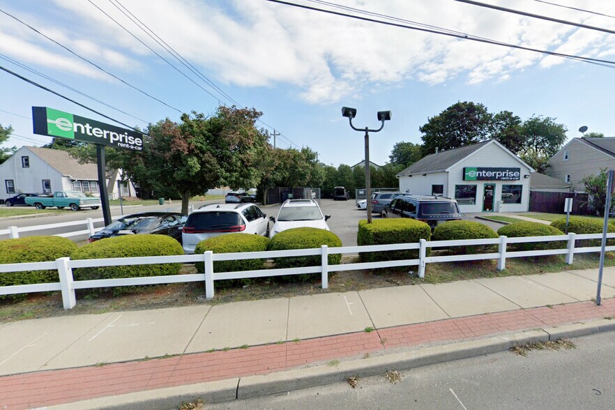 Primary Photo Of 199 E Montauk Hwy, Lindenhurst Freestanding For Sale