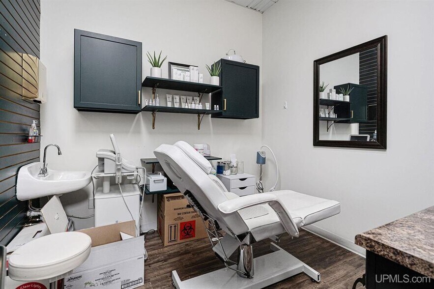 More Photos Of 1021 W Washington St, Marquette Flex For Sale