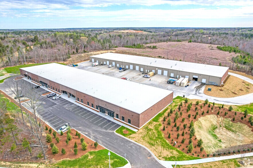 More Photos Of 12605 Commerce Station Dr, Huntersville Industrial For Lease