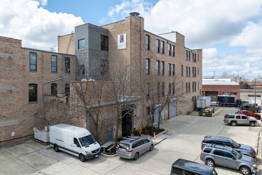 More Photos Of 1900 W Kinzie St, Chicago Light Distribution For Sale