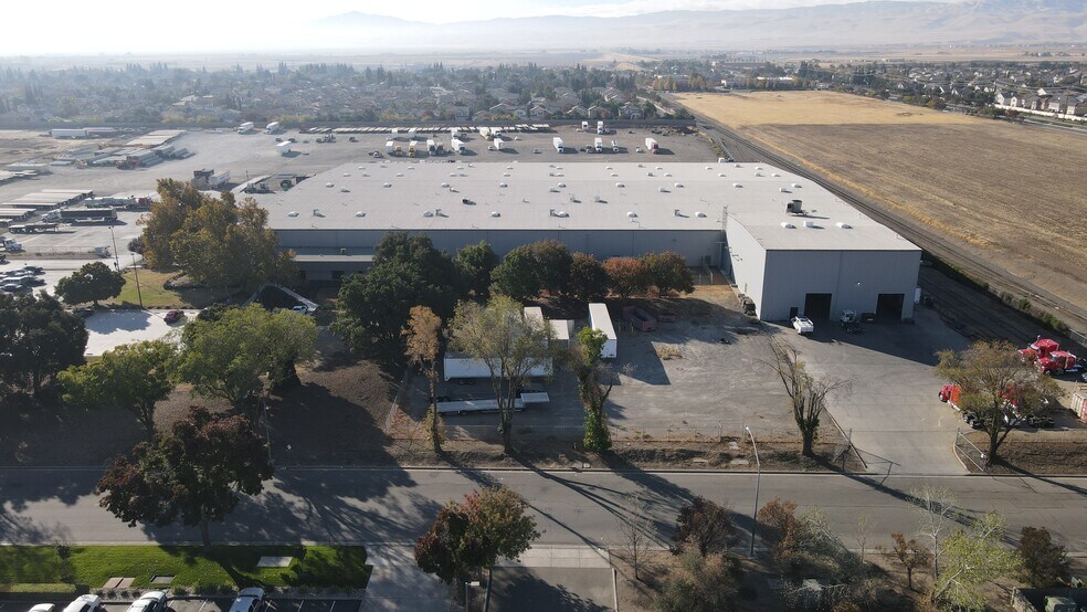 More Photos Of 400 Gandy Dancer Dr, Tracy Manufacturing For Lease