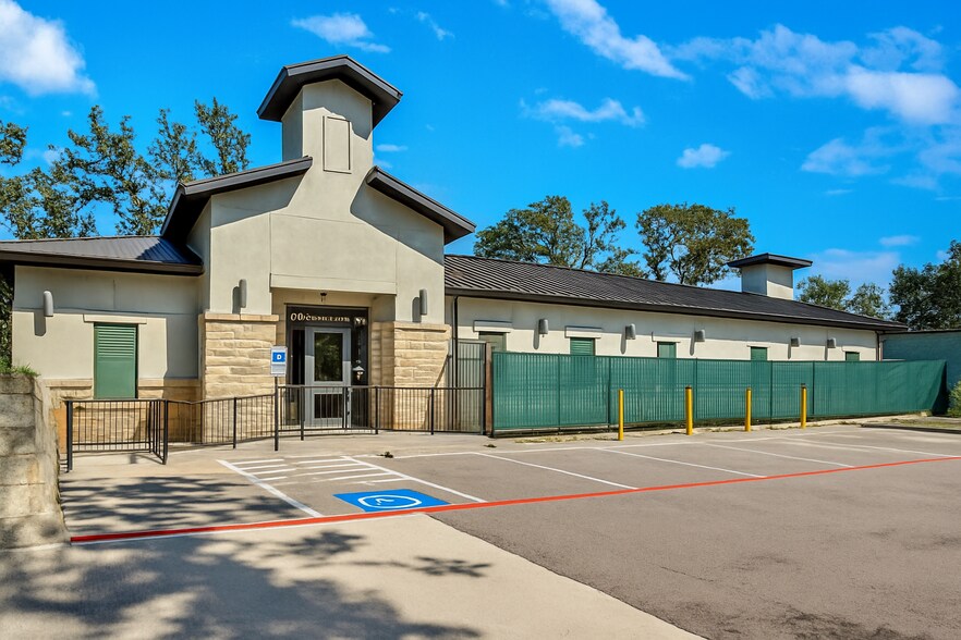 Primary Photo Of 27511 Interstate 10, Boerne Office For Lease