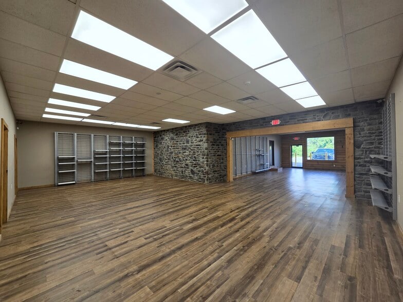 More Photos Of 114-120 Hankwoods Dr, Beckley General Retail For Lease