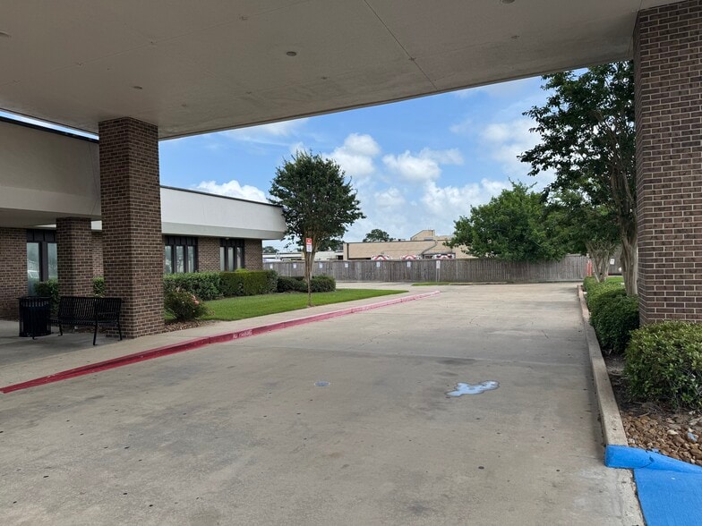 More Photos Of 1323 S 27th St, Nederland Medical For Sale