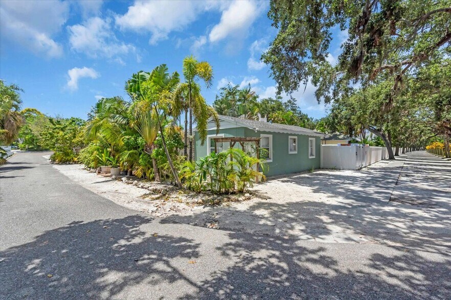 Primary Photo Of 1760 Wisconsin Ln, Sarasota Multifamily For Sale