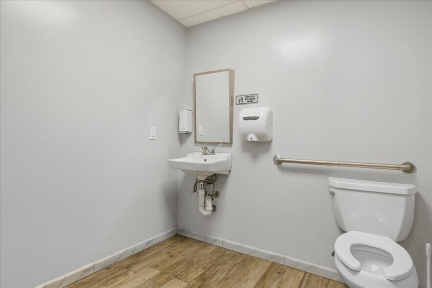 More Photos Of 12 Lido Blvd, Point Lookout Service Station For Sale