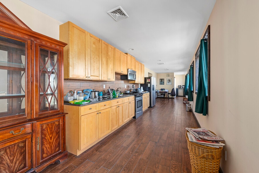 More Photos Of 14-07 113th St, College Point Flex For Sale