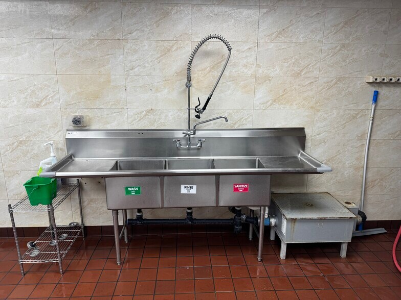 More Photos Of 3238 Foothill Blvd, Glendale Freestanding For Sale