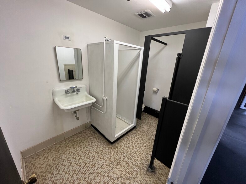 More Photos Of 158 Central Ave, Rochelle Park Warehouse For Lease