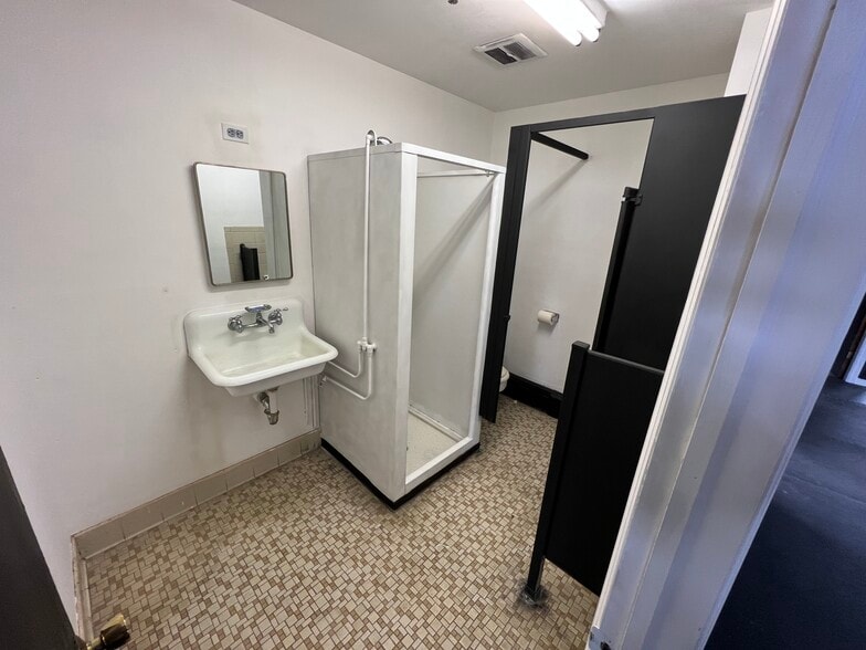 More Photos Of 158 Central Ave, Rochelle Park Warehouse For Lease