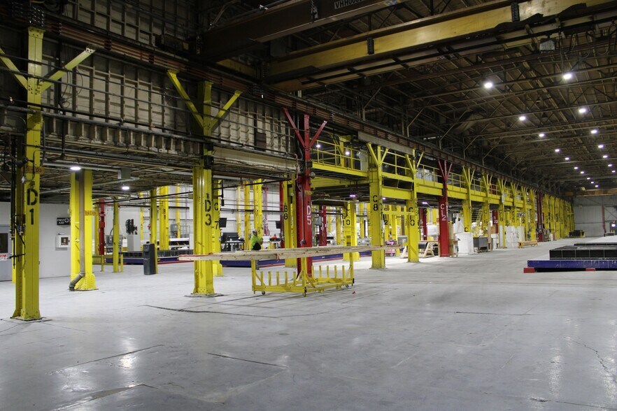 More Photos Of 101 Carleton Ave, Hazleton Manufacturing For Lease