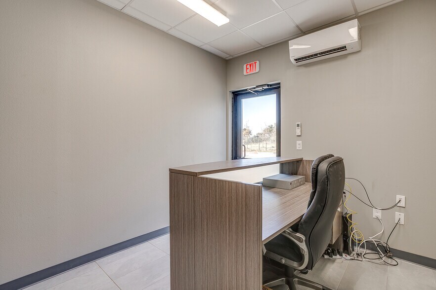 More Photos Of 1321 Kerry ln, Azle Industrial For Sale