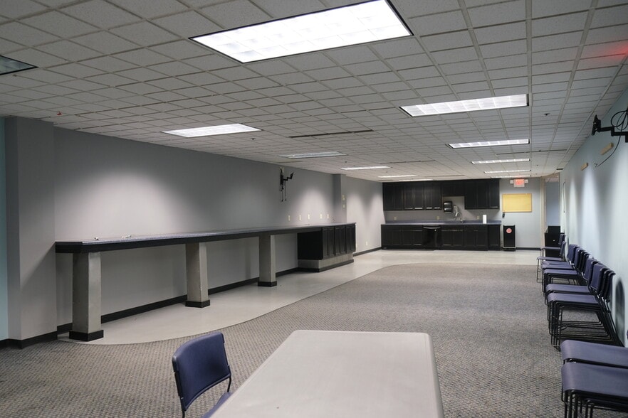More Photos Of 1291-1299 N Highway Dr, Fenton Warehouse For Lease