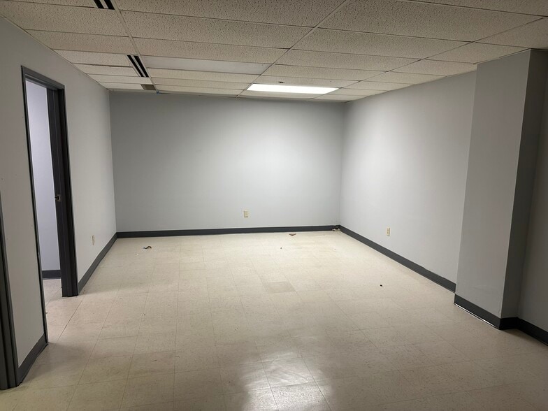 More Photos Of 217 S Belmont Ave, Indianapolis Warehouse For Lease