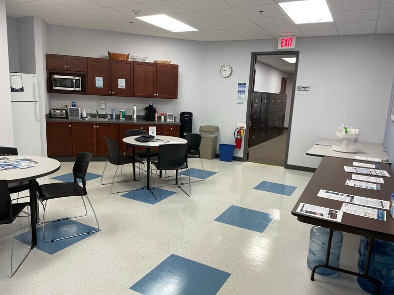 More Photos Of 4200 Cantera Dr, Warrenville Office For Sale