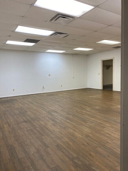 More Photos Of 3222 Bart Conner Dr, Norman Warehouse For Lease