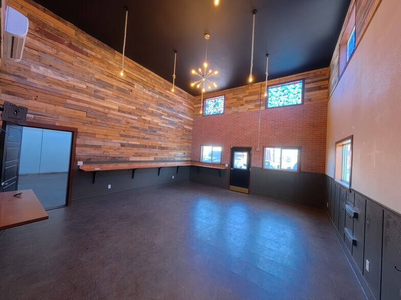 More Photos Of 611 NE Jackpine Ct, Redmond Distribution For Lease