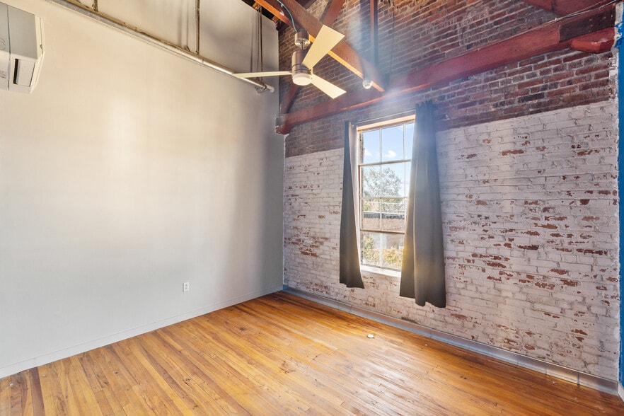 More Photos Of 122 E Laurel St, Mullins Industrial For Sale