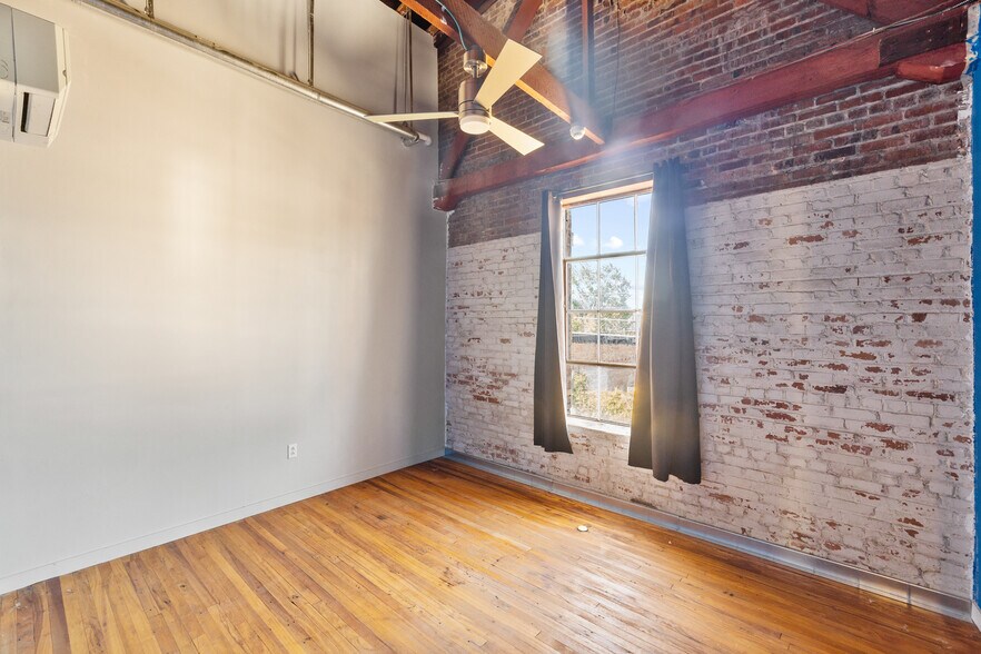 More Photos Of 122 E Laurel St, Mullins Industrial For Sale