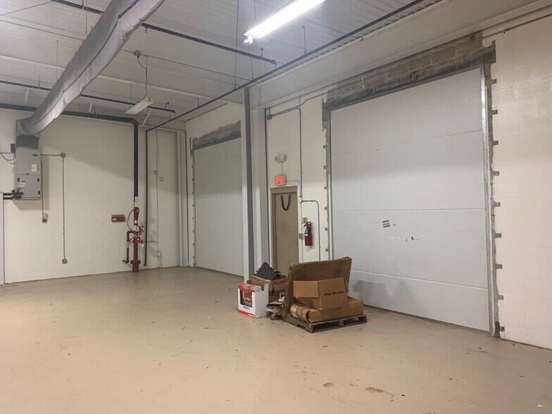 More Photos Of 700 Fentress Blvd, Daytona Beach Warehouse For Lease