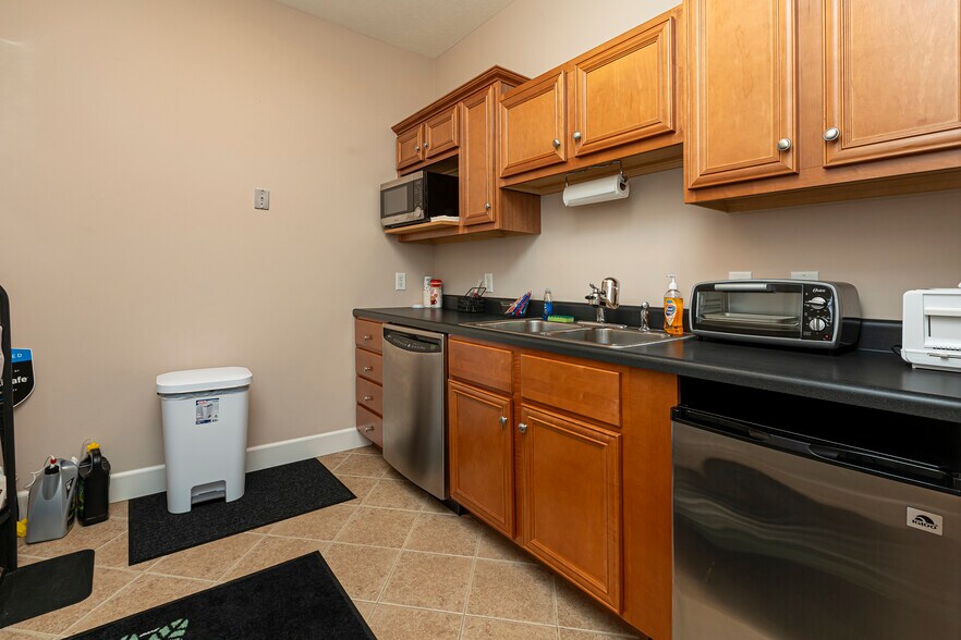 More Photos Of 2801 17th St, Marion Medical For Sale