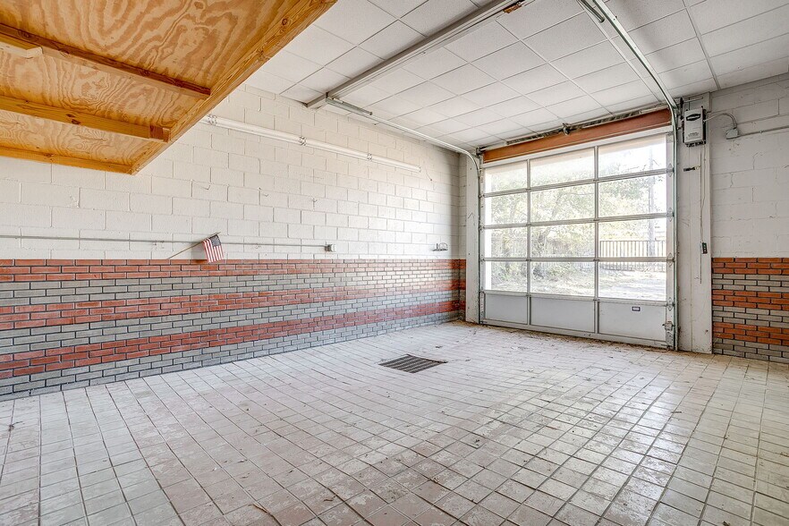 More Photos Of 5715 Azle Ave, Fort Worth Storefront Retail Office For Lease