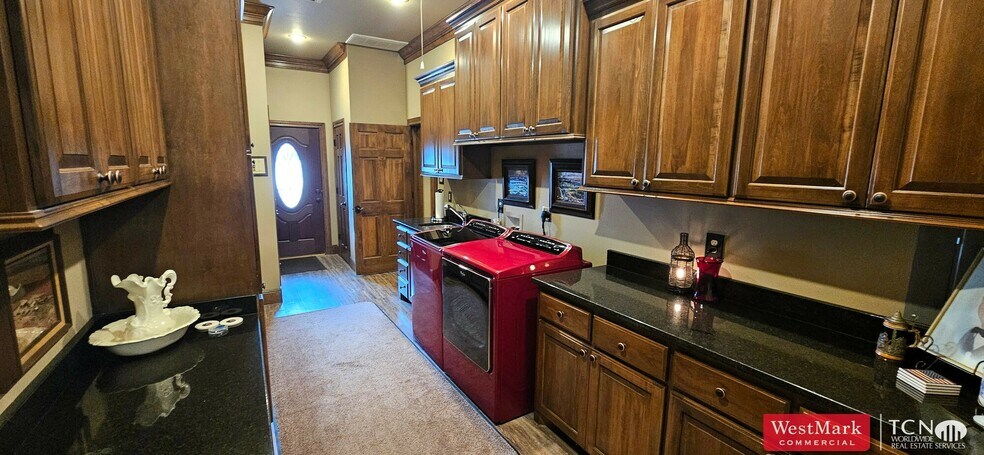 More Photos Of 824 Avenue B, Abernathy Service Station For Sale