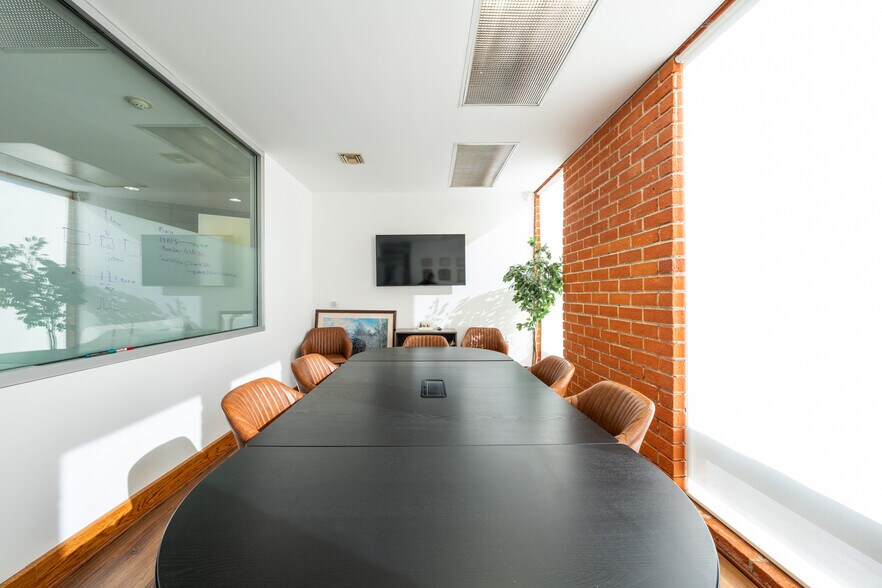 More Photos Of 690 E Green St, Pasadena Office For Lease