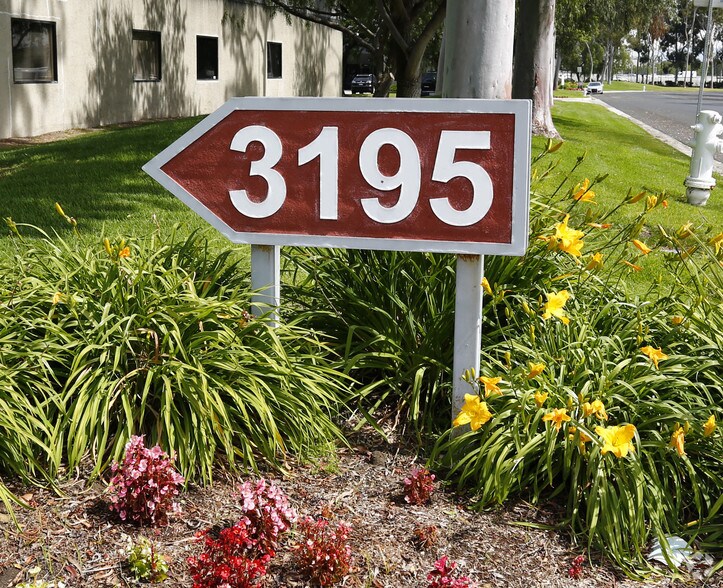 More Photos Of 3195 Airport Loop Dr, Costa Mesa Research And Development For Lease