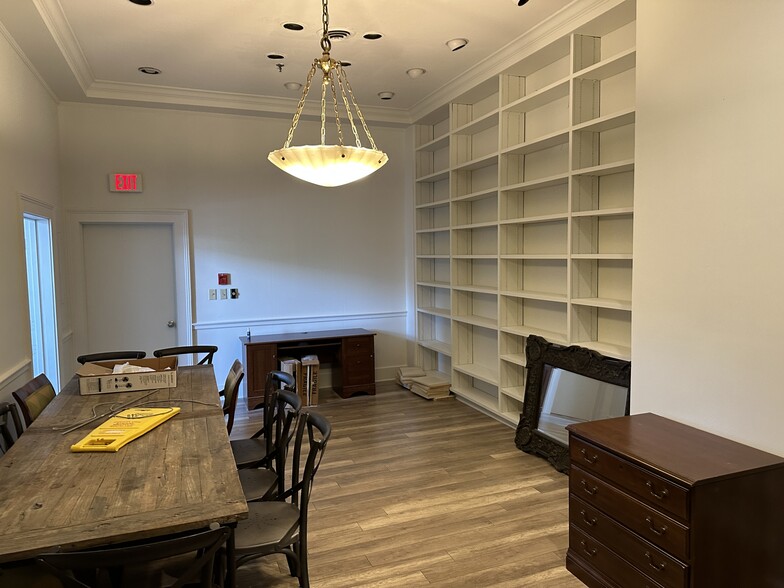 More Photos Of 367 W Short St, Lexington Restaurant For Lease